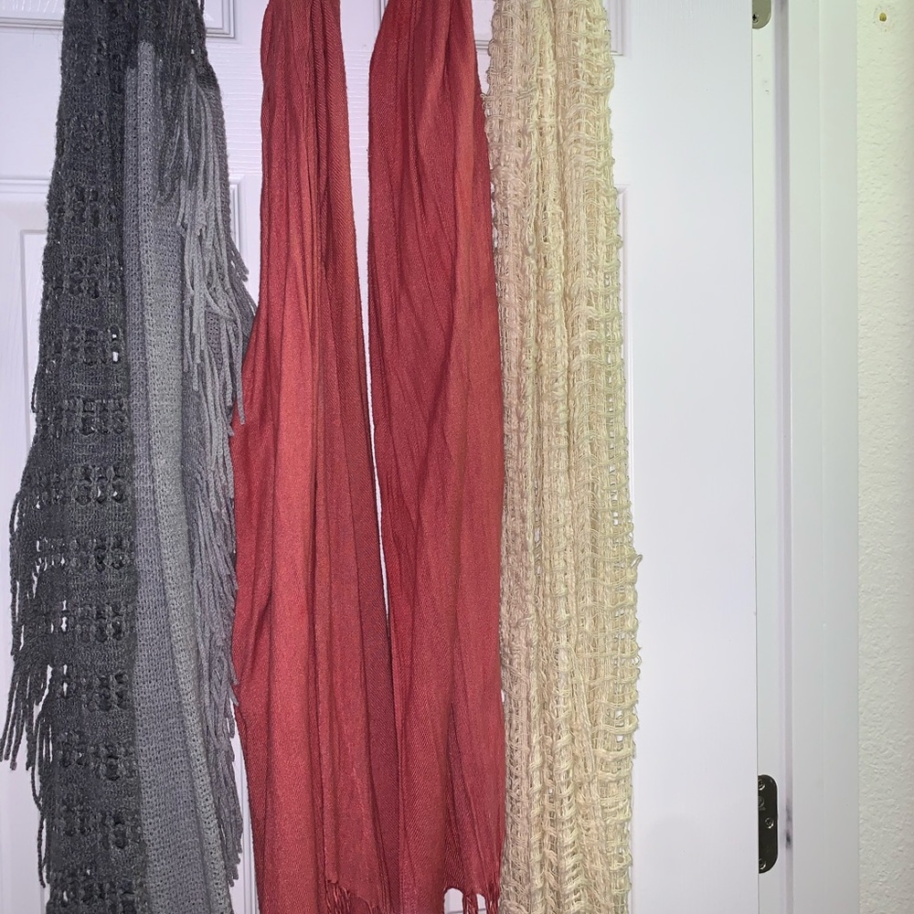5 women’s scarves